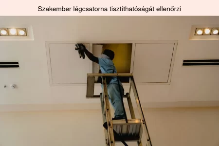 Szakember légcsatorna tisztíthatóságát ellenőrzi